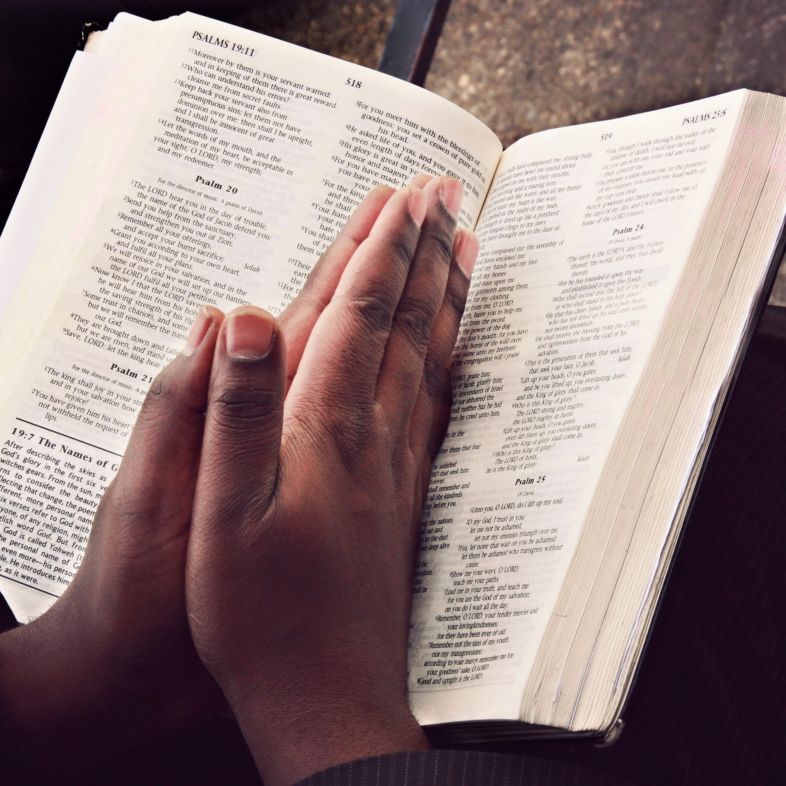 Bible_Praying_Hands